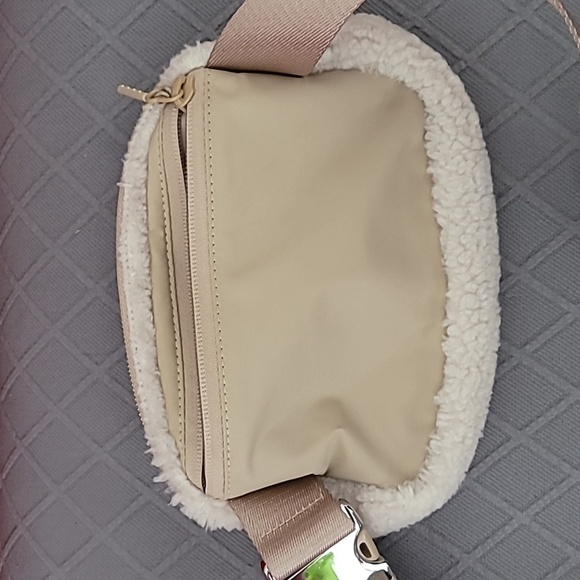 Lululemon Everyday Belt Bag Sherpa Off White Ivory - Picture 8 of 8